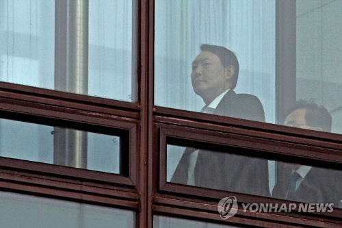 대검 구름다리 이동 중인 윤석열 검찰총장[연합뉴스 자료사진]